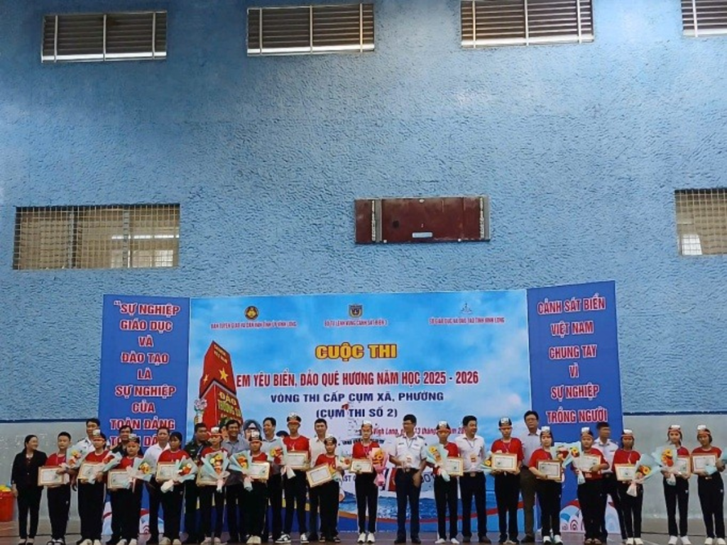 Các thí sinh đạt kết quả cao trong cuộc thi "Em yêu biển đảo quê hương". Buổi trao giải "Em yêu biển, đảo quê hương"