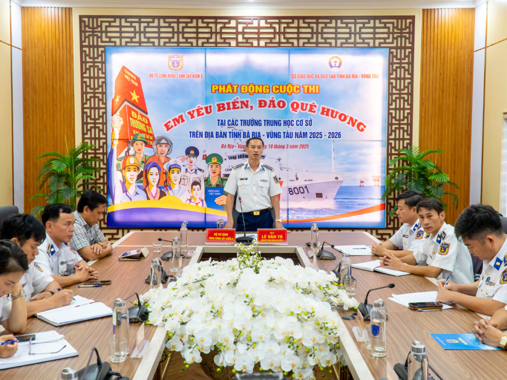 Đại tá Lê Văn Tú - Chính ủy Bộ Tư lệnh Vùng Cảnh Sát biển 3 chủ trì buổi lễ phát động cuộc thi "Em yêu biển, đảo quê hương" tại tỉnh BRVT.