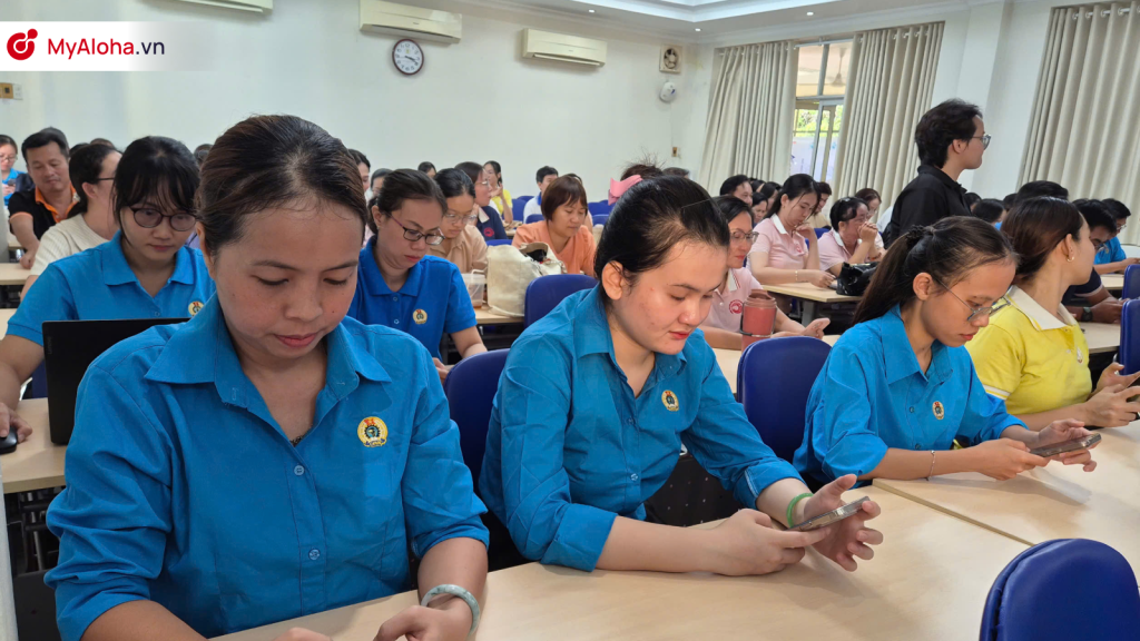 Hàng ngàn thí sinh tham gia làm bài thi trắc nghiệm trực tuyến đồng loạt trên nền tảng MyAloha
